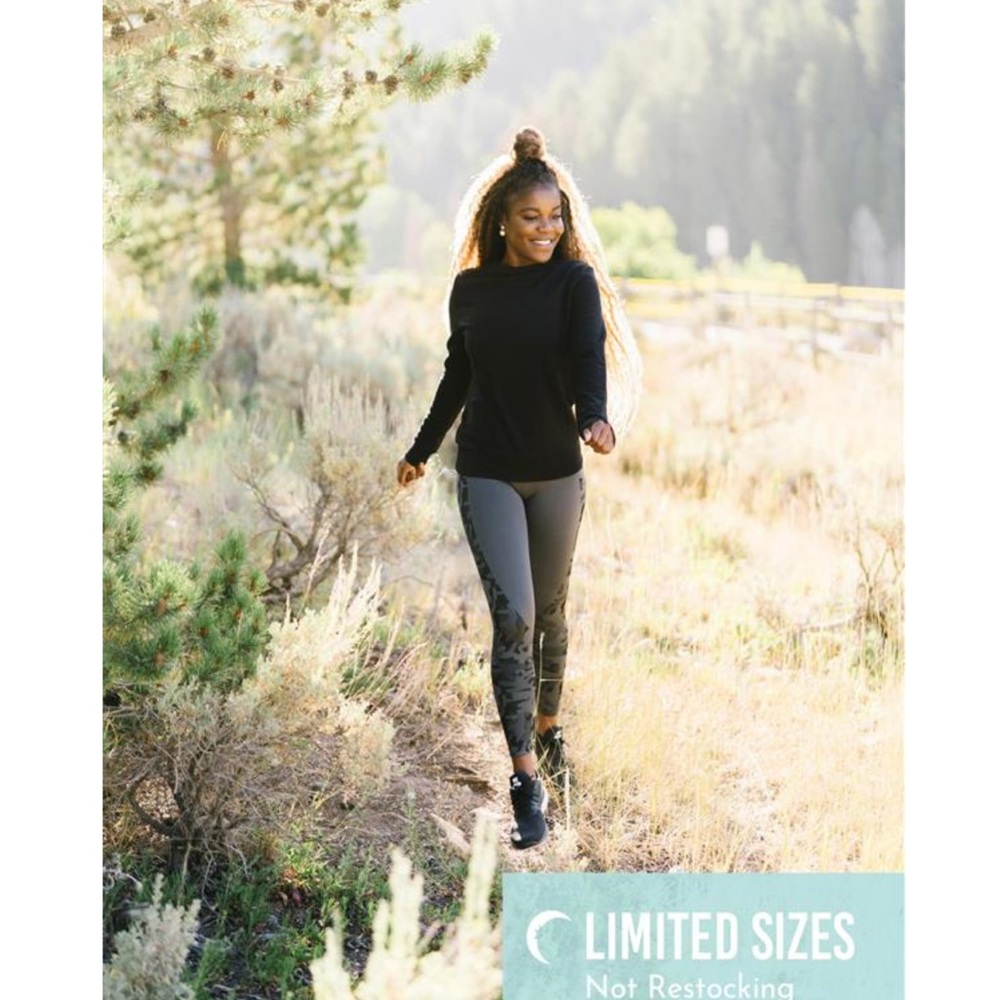 Zyia black crew neck sweatshirt